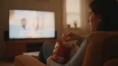 Vědci zjistili, že lidé jedí o 30 procent více, pokud jedí před obrazovkou.